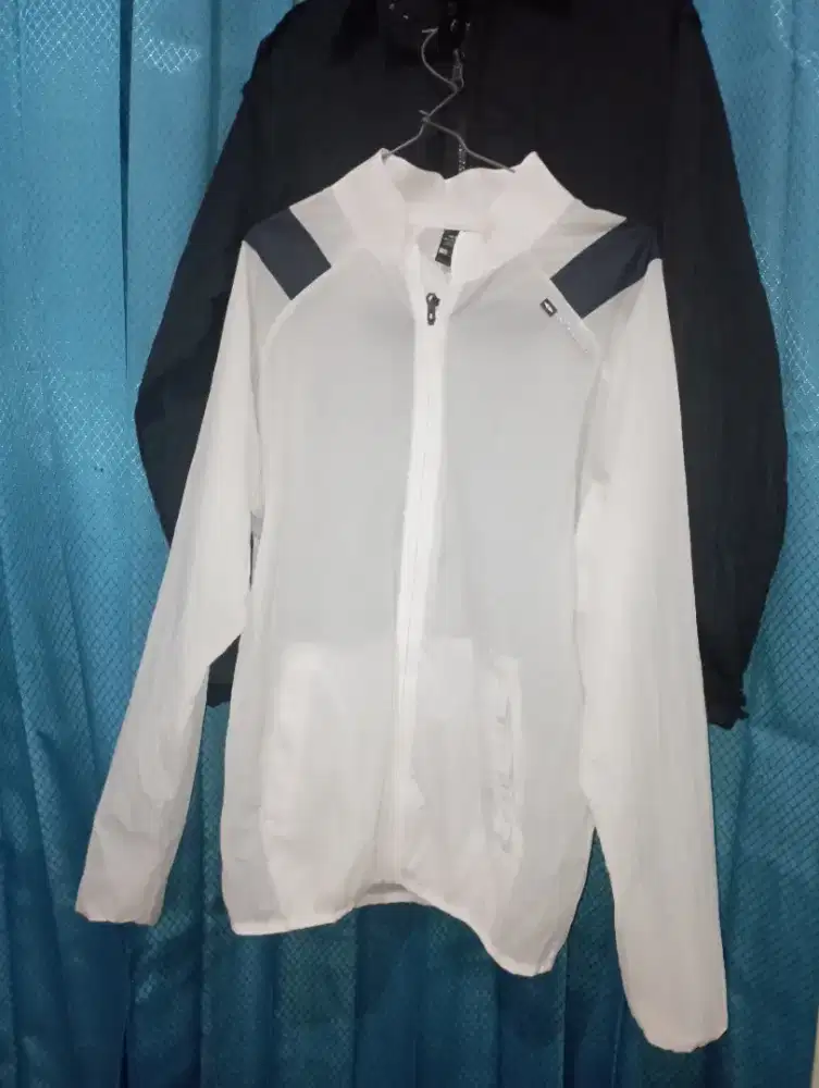 [PRELOVED] Jaket Running Scelido White-Black – Lightweight & Sporty