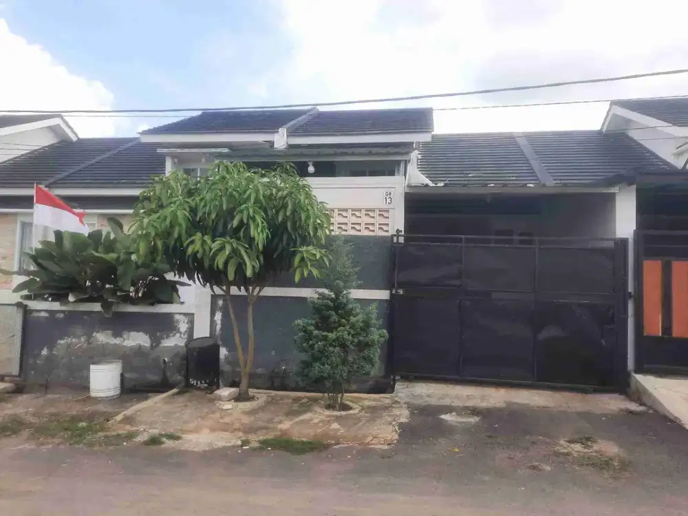 Rumah baru di bangun, renovasi, halaman belakang sudah dibangun, akses Tol dekat, bebas banjir, aman,  jalan depan  cukup lebar, strategis, depan sarana olahraga
