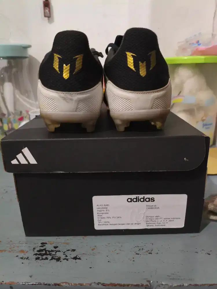 Sepatu bola Adidas size 42 1/2