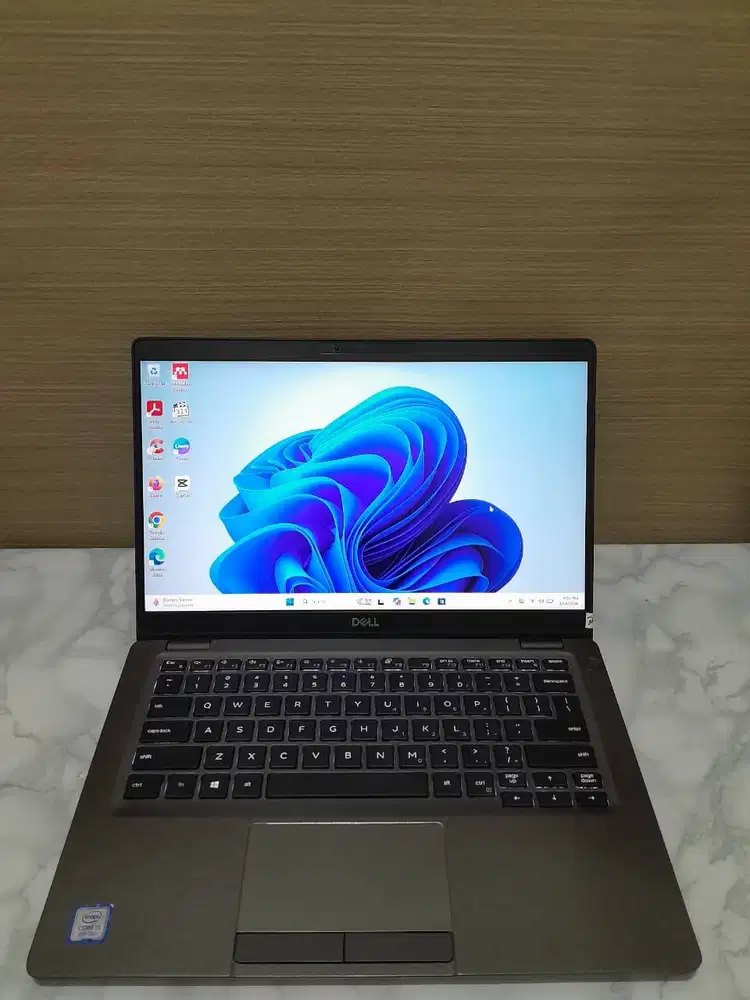 DELL 5300 Touchscreen. Core i5 gen8. Ram 8GB. SSD 256GB. Layar 13,3in