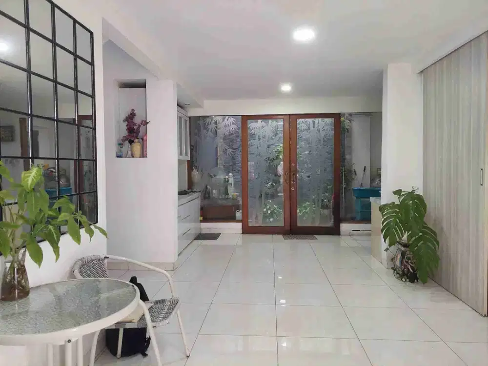 dijual rumah di jln. Janur Hijau, renovasi bagus rapi