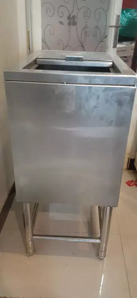 Ice bin dengan kaki