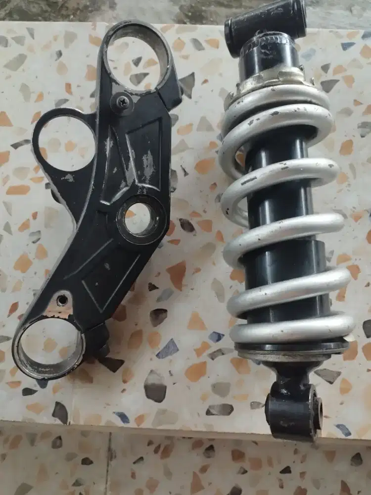 segitiga atas & shock belakang r25