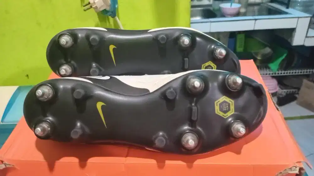 Sepatu Bola Nike Academy Legend 10 Ori