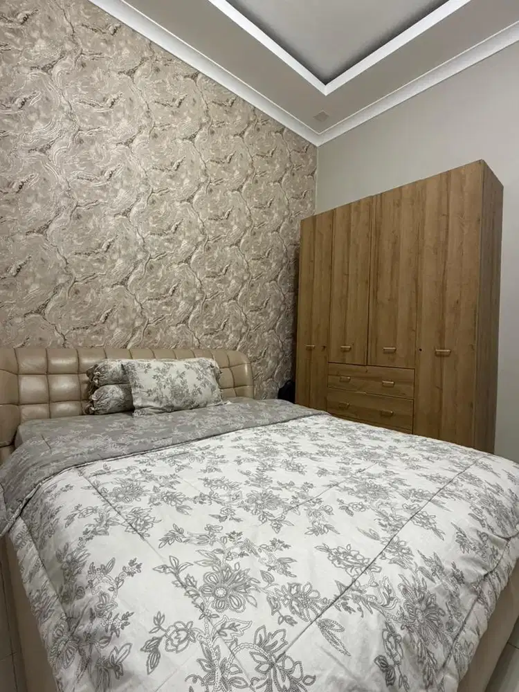 Di jual cepat tempat tidur dan lemari pakaian.