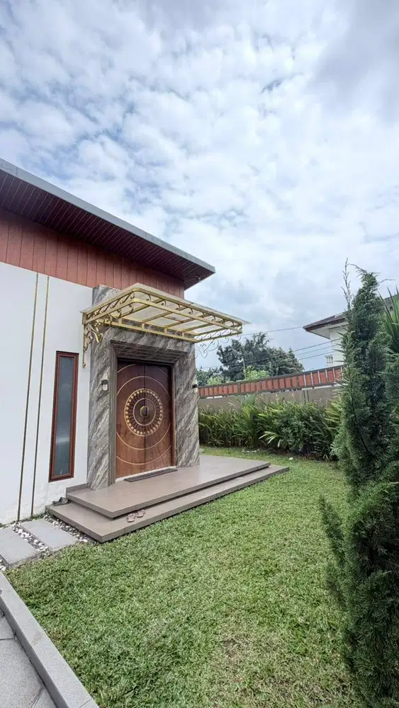 DISEWAKAN : RUMAH MODERN TROPIS DENGAN KOLAM RENANG DI CIBUBUR