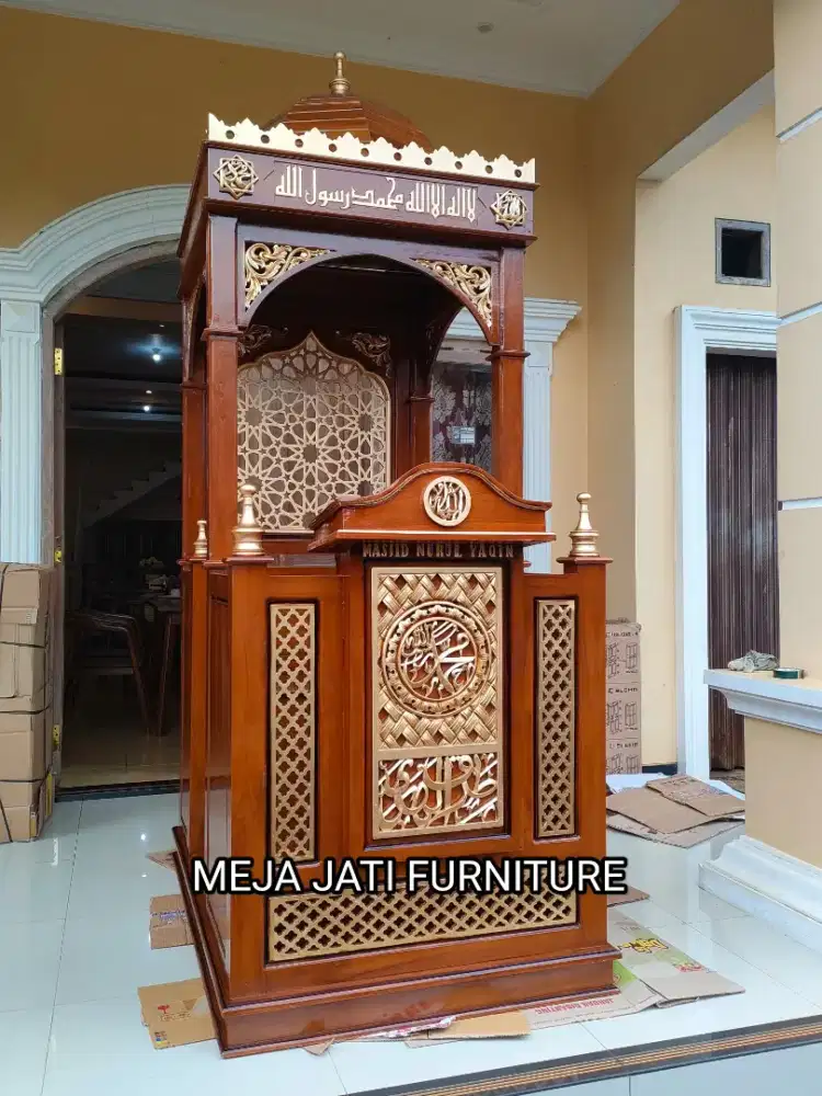 mimbar masjid ukir depan kibah atap