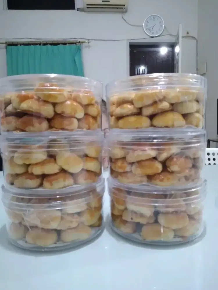 Menjual makanan dan minuman ringan