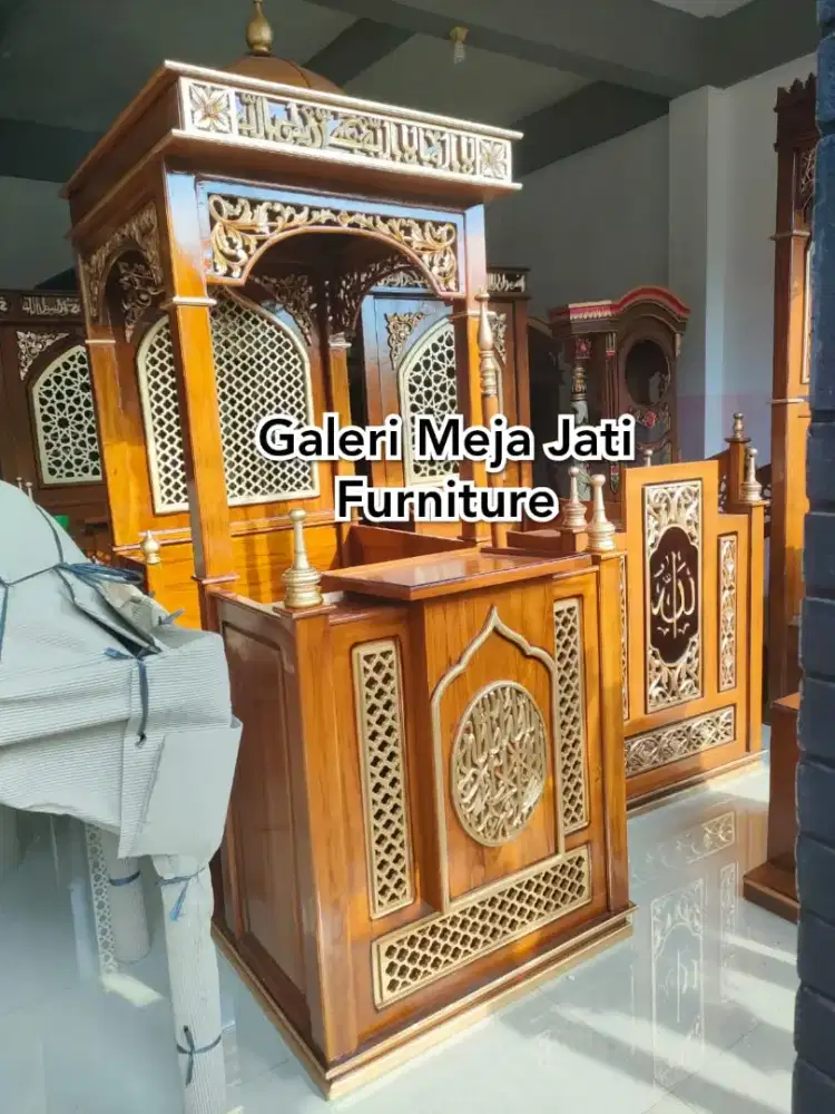 Mimbar khutbah masjid kubah atap ornamen ukir