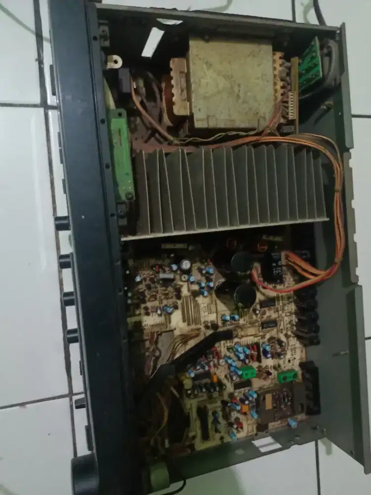 Amplifier Yamaha RX 450 kondisi mati