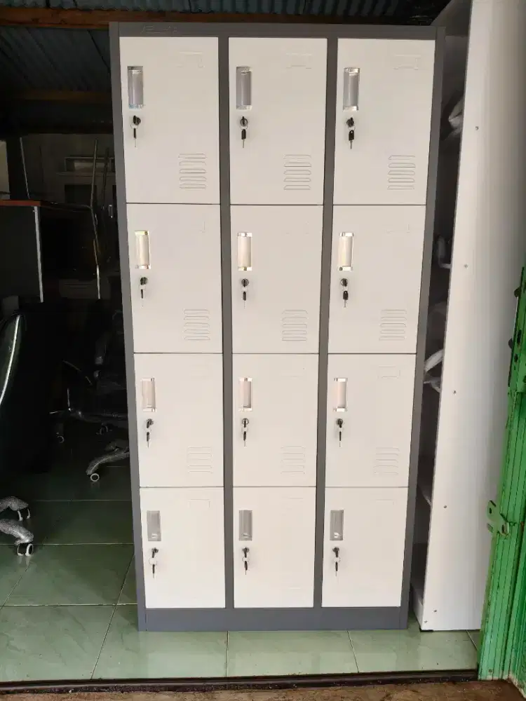 Lemari besi  loker 12 pintu new