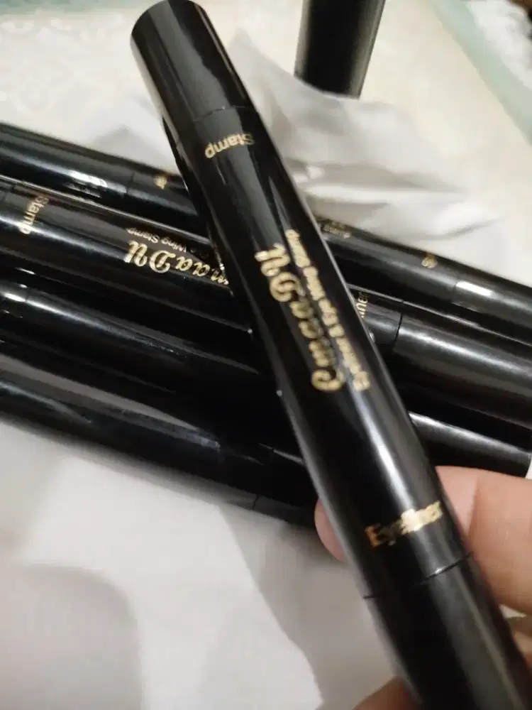 Eyeliner hitam cantik