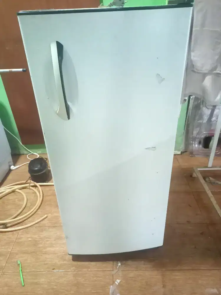 Kulkas Polytron 1 pintu sawangan pasir putih