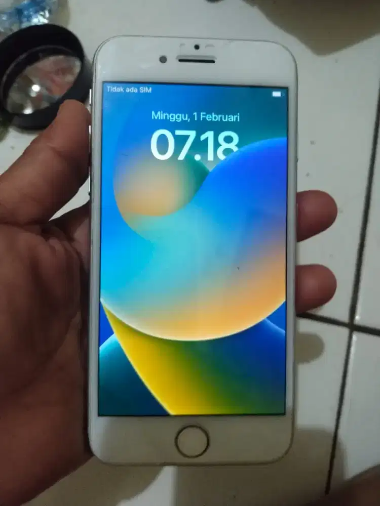 iPhone 8  64gb minus retak dikit tp ga ngaruh sentuhan normal