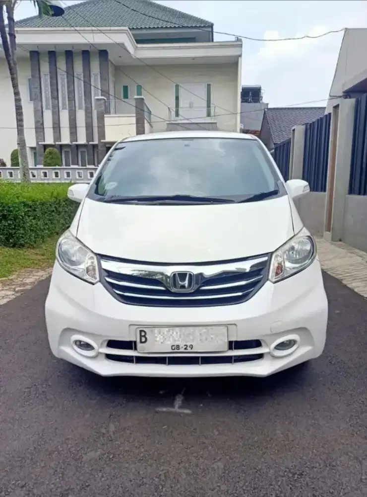 Honda Freed PSD AT thn. 2014 matic, putih