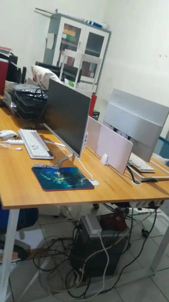Meja komputer jarang pakai
