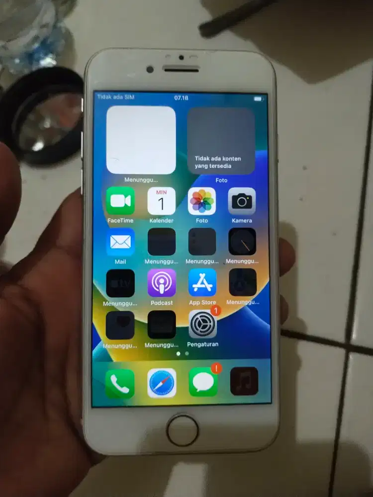 iPhone 8  64gb  minus retak dikit tp ga ngaruh