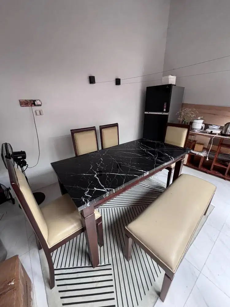 Meja makan top marmer hitam