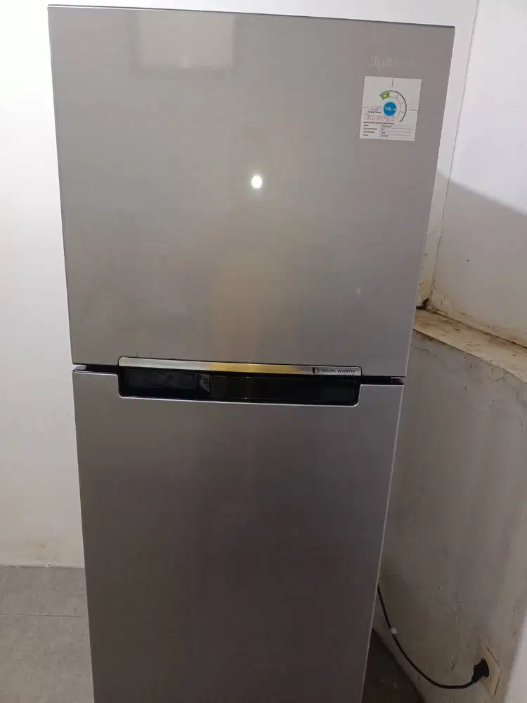 Dijual Kulkas 2 pintu merk Samsung ukuran 236 liter.
