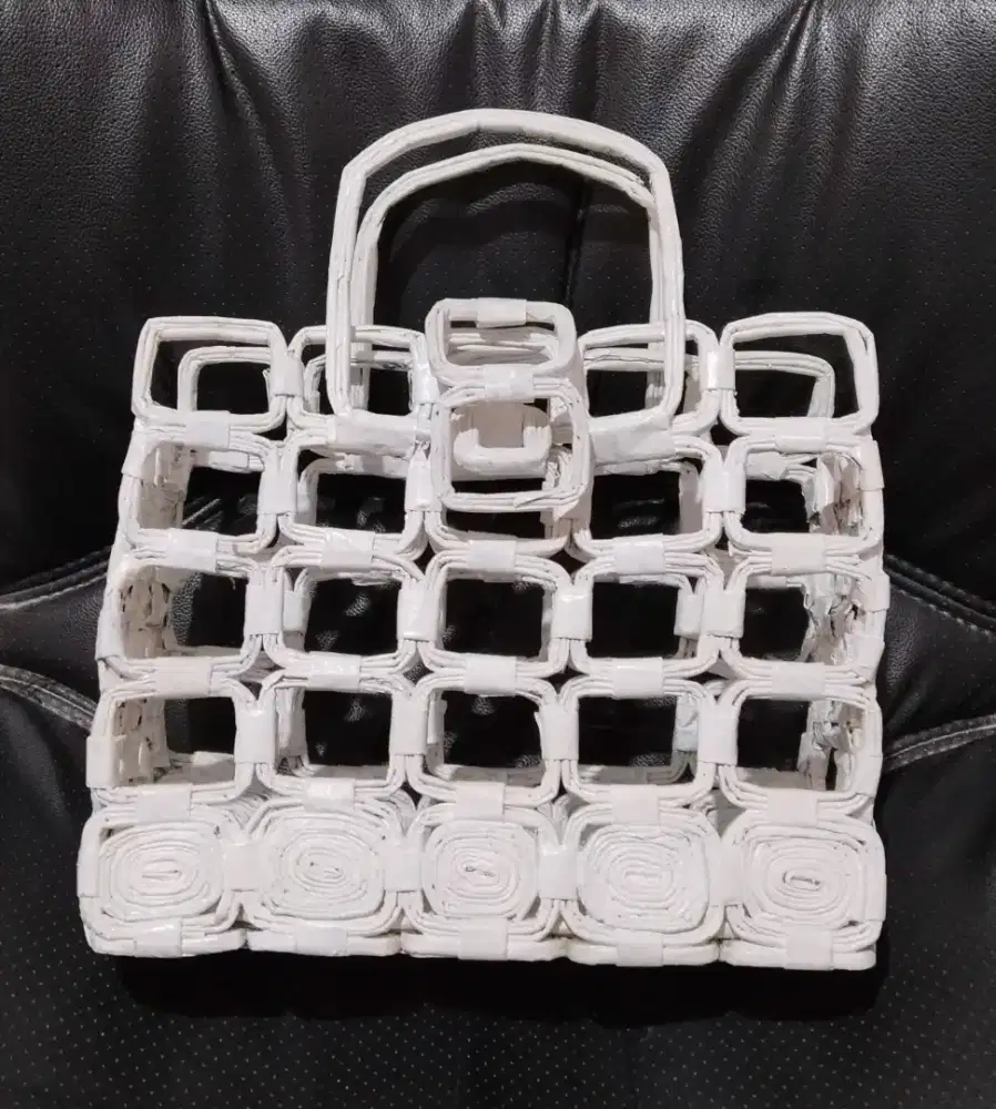 Tas hasil kerajinan dari bahan kertas koran