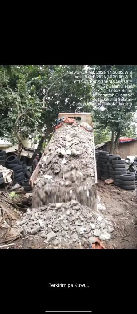 Urugan puing dan tanah