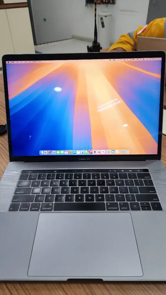 ​MacBook Pro 15-inch 2018 i7 RAM 16GB SSD 500GB - Mulus & Siap