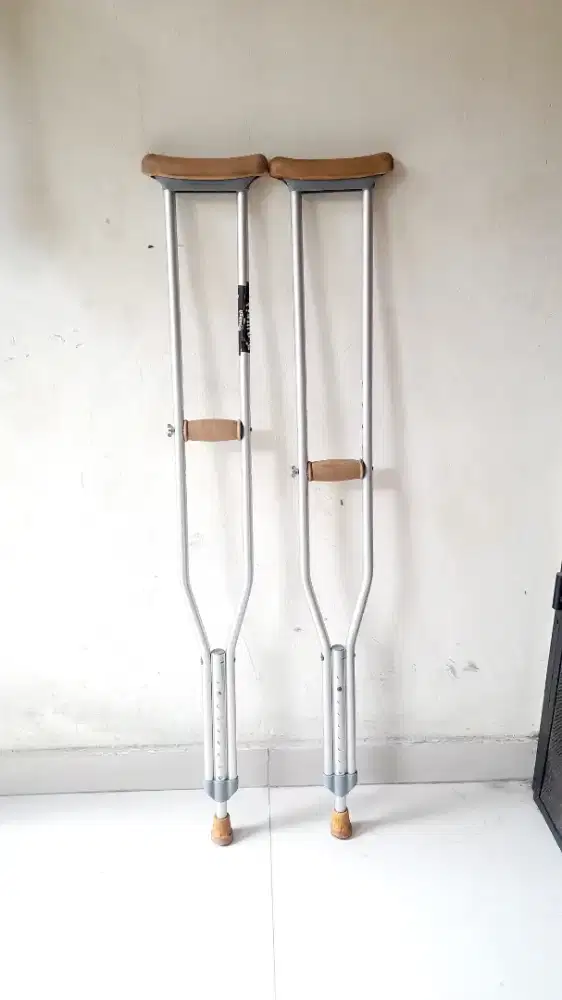 Tongkat ketek ketiak. Almunium. Size L. Second masih oke. Mura