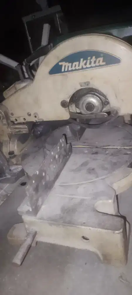 Mesin potong aluminium