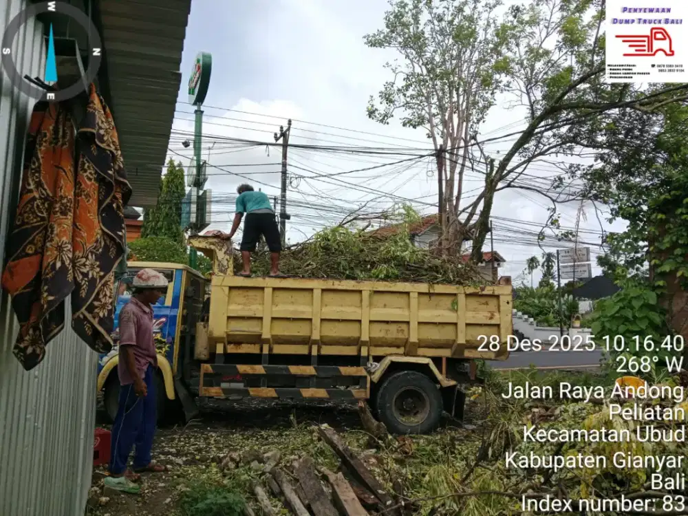 Dump truk buang puing