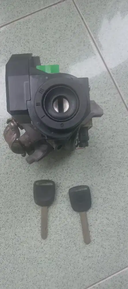 Di jual kunci kontak mobil honda freed th 2013 1 set dgn rumah kunci