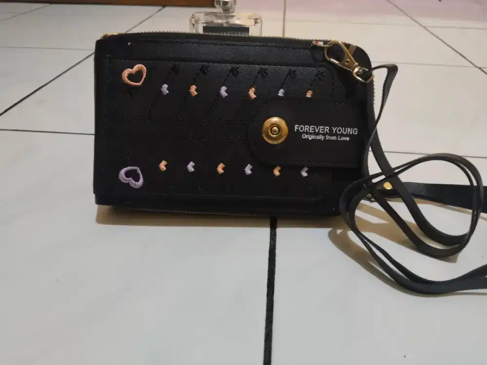 Dompet, ada tali nya juga..