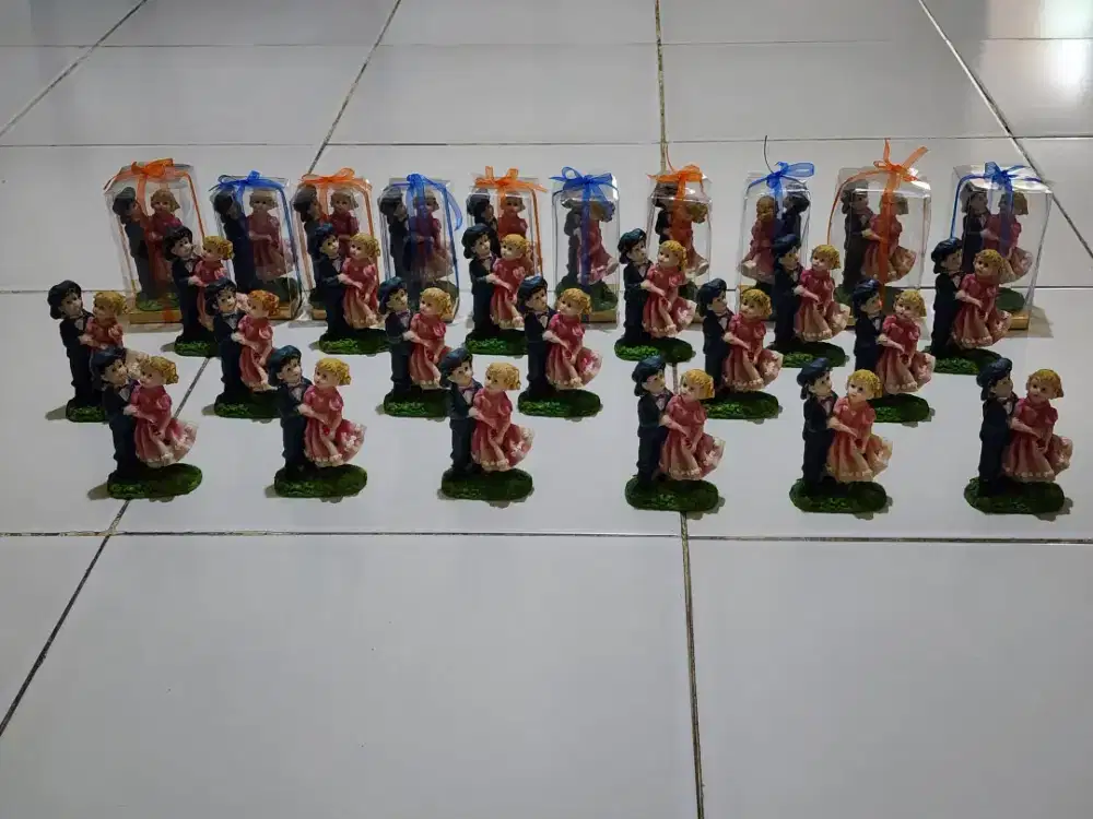 28 pcs Miniatur Pajangan Couple Romantis – Set Suvenir Dekorasi Cantik