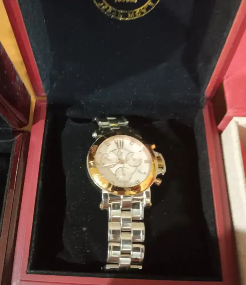 Jam tangan pakaian pribadi