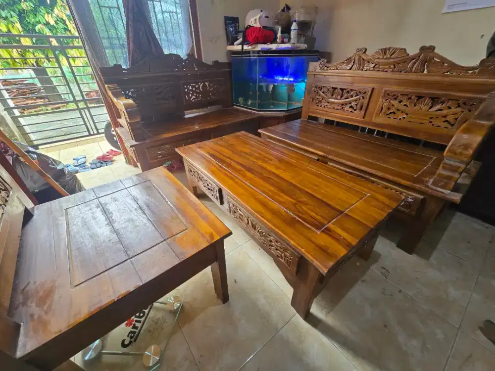 Meja kursi kayu sudut ruang tamu