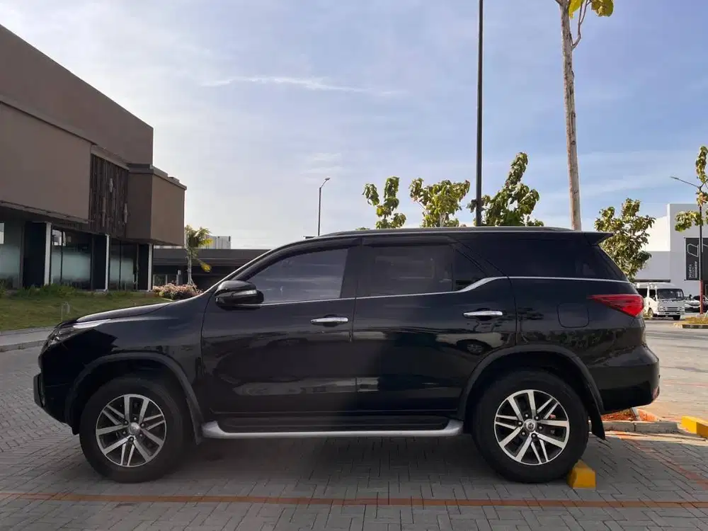 Toyota Fortuner 2.4 4x2 VRZ Solar-AT 2017 Hitam