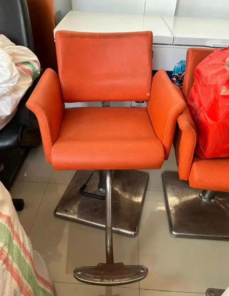 Kursi Salon Merek Informa - Nyaman & Stylish!