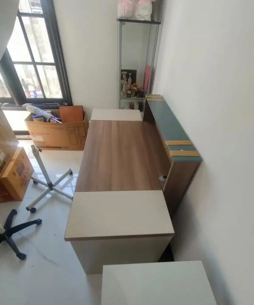 Jual Meja Resepsionis Preloved - Elegan & Fungsional!