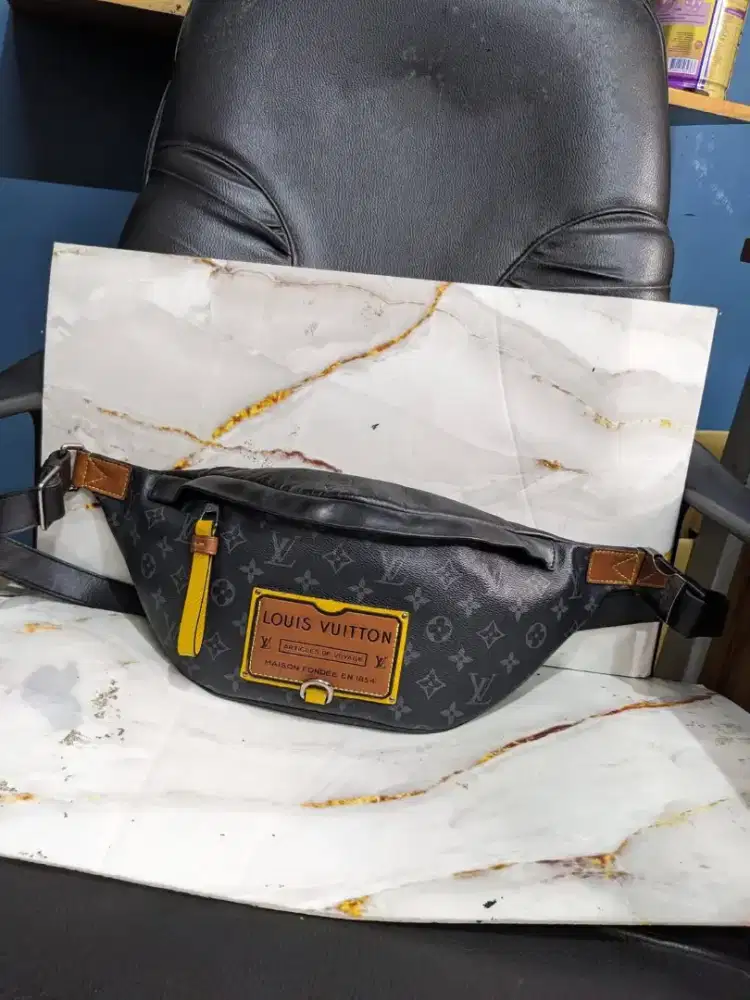 LOUIS VUITTON Monogram Eclipse Discovery Bumbag ORIGINAL