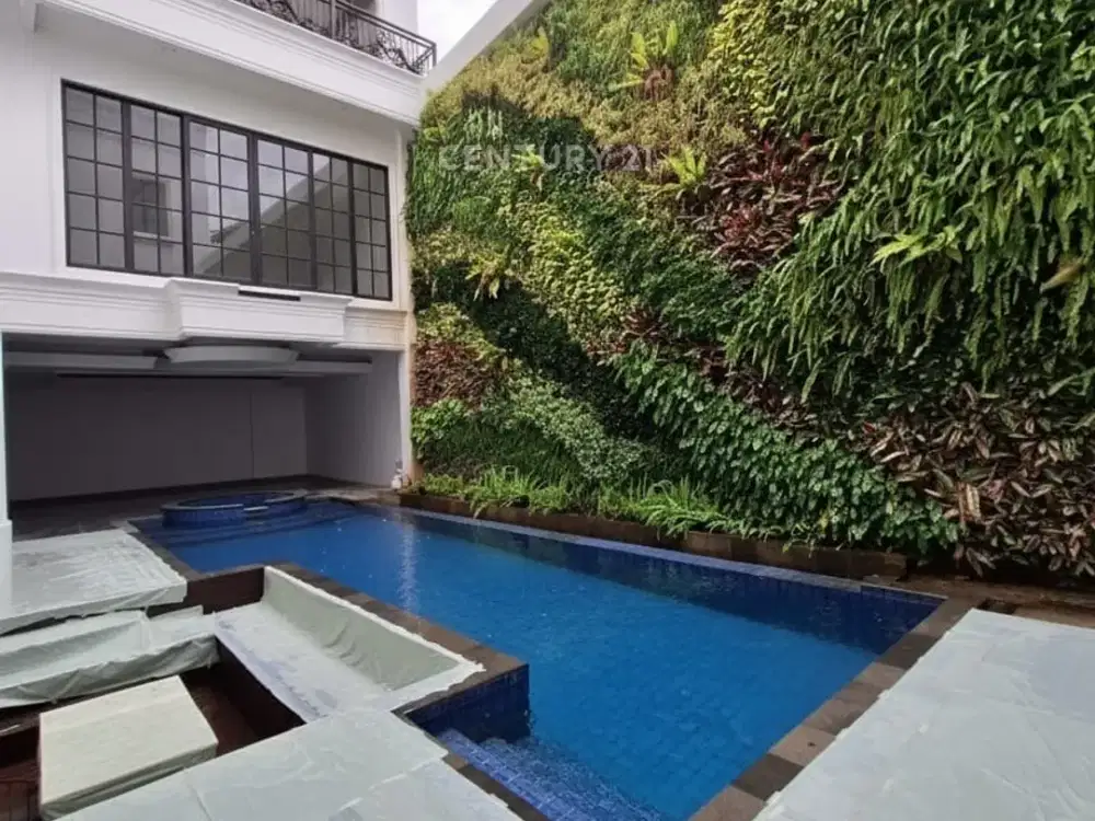 Rumah luas dan mewah sedang finishing, posisi di hook, akses jalan lebar, strategis di Pondok Indah Jakarta Selatan
