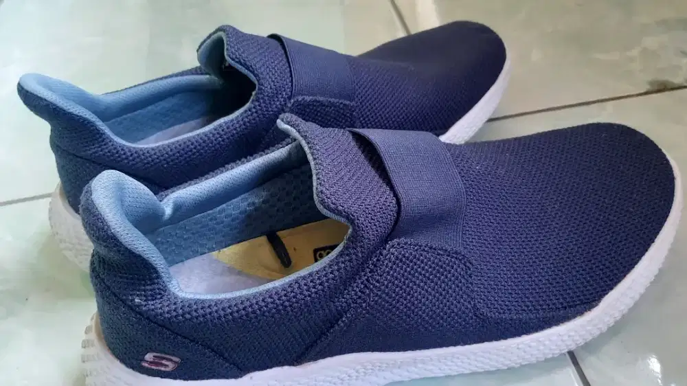 Sepatu Skechers CLASSIC FIT  Size 43.