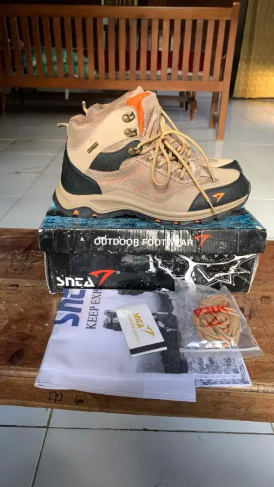 Sepatu Gunung SNTA