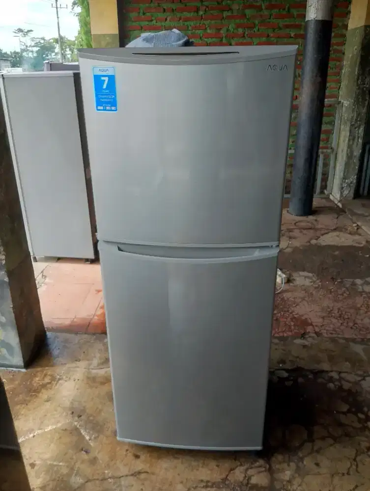 Dijual kulkas 2 pintu merek Aqua