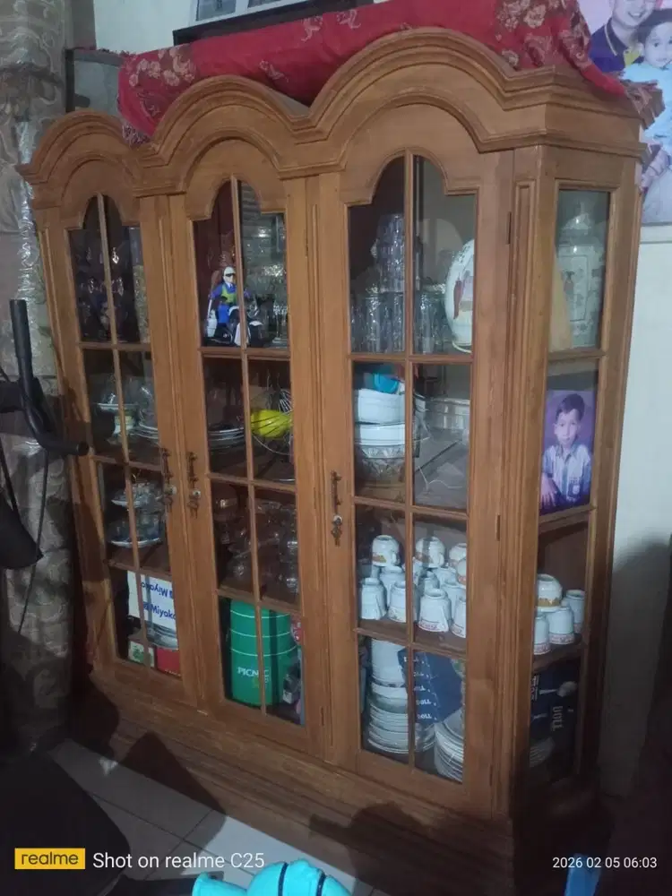 Buffet beserta isinya