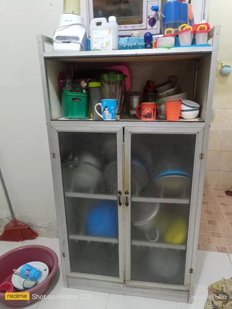 Rak piring bbeberapa isi dan blender