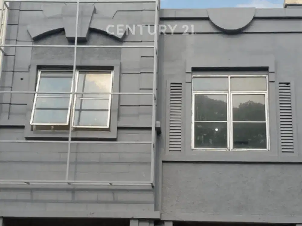 RUKO  GANDENG PINGGIR JALAN RAYA DI DELTMAS