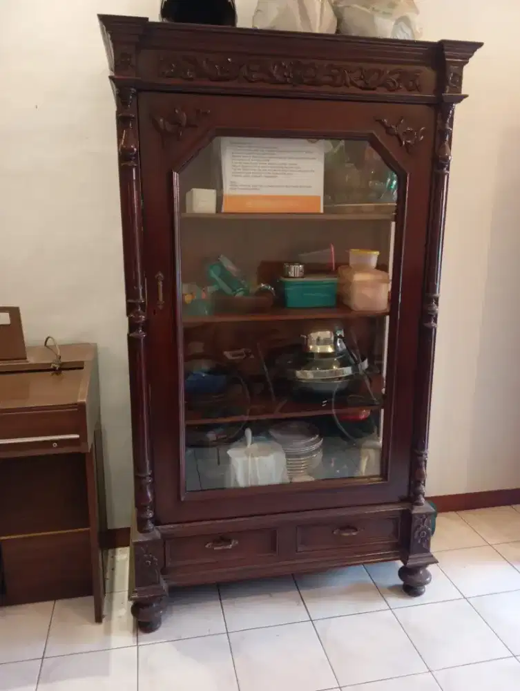 Lemari antik pajangan kaca jati