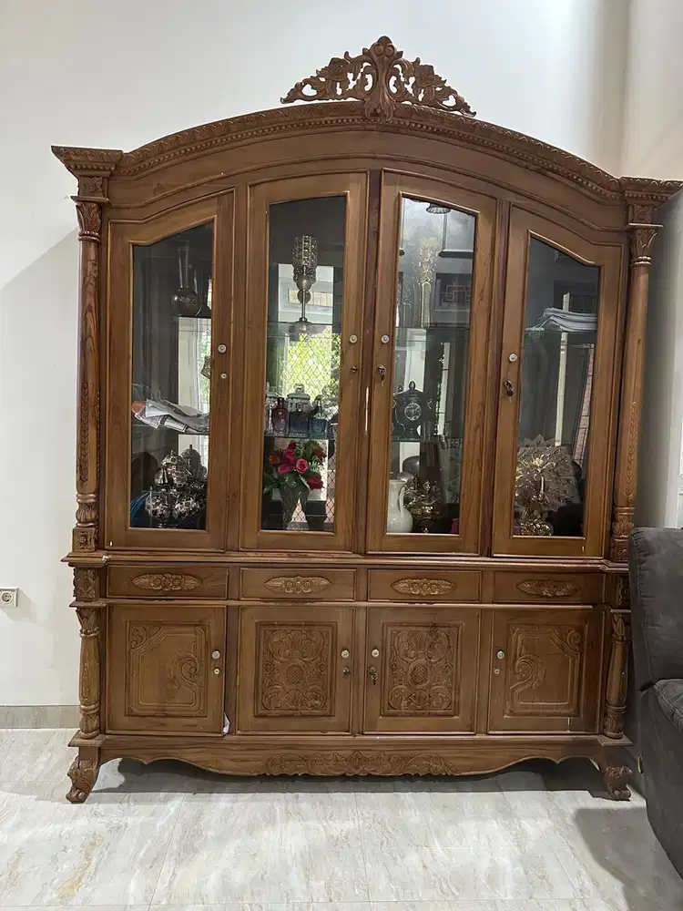 Lemari jati hias dijual