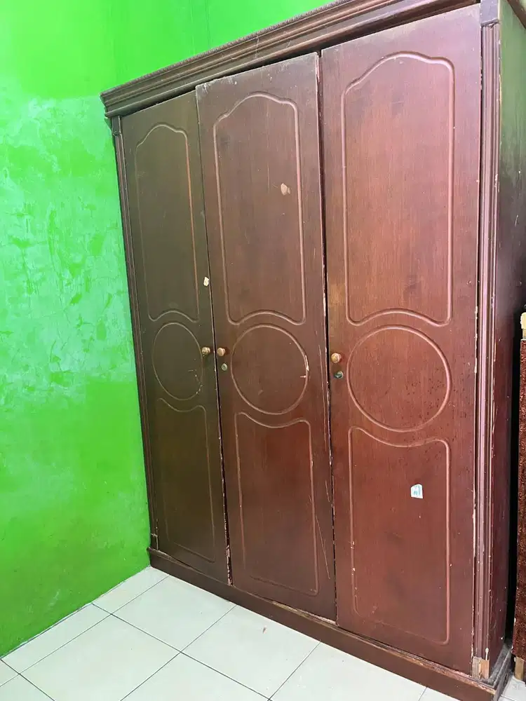 Lemari pakaian berbahan Jati 3 pintu