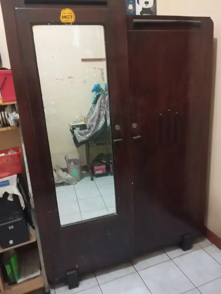 Lemari pakaian jati antik