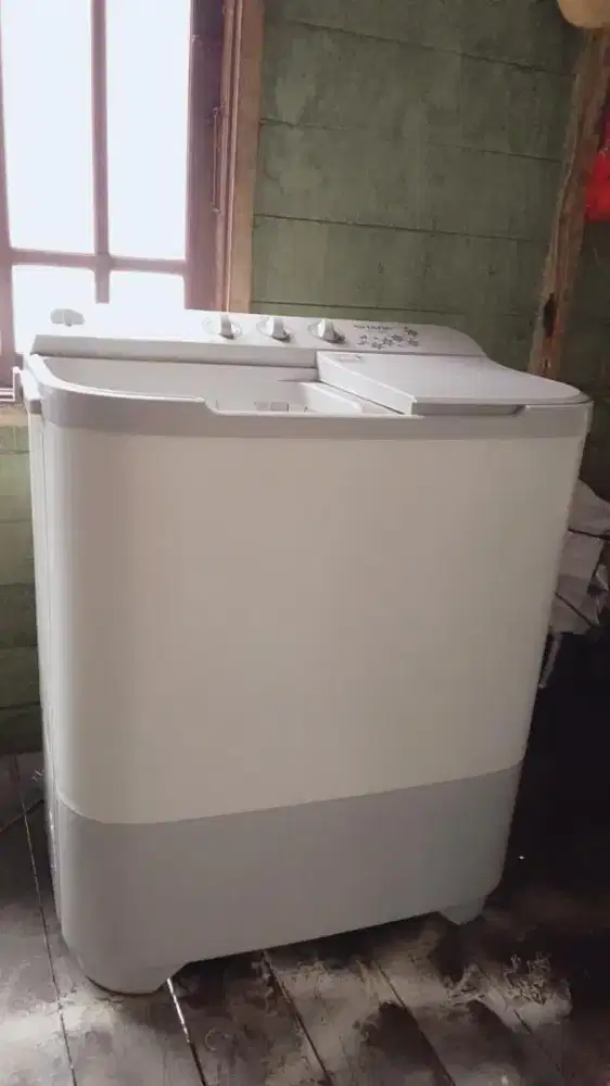 Dijual mesin cuci Sharp siap pakai.